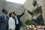 图为2005年9月9日，侵华日军南京大屠杀遇难同胞纪念馆内，张绍进(左一)、张盈盈(左二)夫妇为他们的女儿张纯如的雕塑揭幕。(资料照片) 中新社记者 泱波 摄 - 江苏新闻网