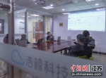 浩鲸云计算科技股份有限公司工作人员正在讨论方案。 - 江苏新闻网