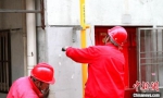 燃气公司工作人员在城北花园施工。　东台市委宣传部供图 - 江苏新闻网