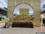 展示的重达2.3吨的玉石雕刻作品。　顾名筛 摄 - 江苏新闻网