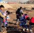 小学生们在指定地点进行“考古挖掘”。　姜少军　摄 - 江苏新闻网