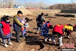 小学生们在指定地点进行“考古挖掘”。　姜少军　摄 - 江苏新闻网