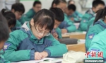 江苏省教育部门将出台新规，规范义务教育阶段学校的校内作业和考试管理。　南京市鼓楼区教育局供图 - 江苏新闻网