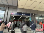S6号线(宁句城际)开通，市民进站乘车体验。　徐珊珊 摄 - 江苏新闻网