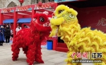 “牛首新春市集”开市，舞狮吸引了许多游客按下快门。张传明 摄 - 江苏新闻网