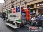 玖生环卫为店家配备两分类垃圾桶，开展垃圾分类工作。诸海路 摄 - 江苏新闻网