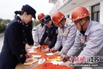 民警在给就地过年的矿厂工人送福字； - 江苏新闻网