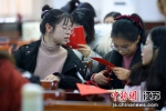 学生们学习剪纸。中新社记者 泱波 摄 - 江苏新闻网