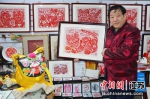 春节将至 非遗传承人创作虎年剪纸作品迎新春 - 江苏新闻网