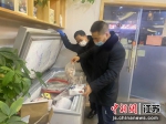 冷冻食材检查。新吴区市场监管局供图 - 江苏新闻网