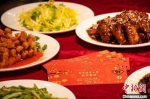 根据疫情防控的总体要求，今年的南林版定制年夜饭依然采取套餐制的形式。　彭伟瀚 摄 - 江苏新闻网