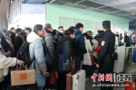 民警在疏导客流。 王召辉 摄 - 江苏新闻网