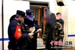 移交吸烟违法人员。徐州铁警供图 - 江苏新闻网