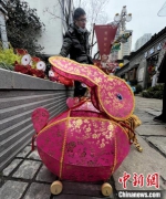 元宵节当天，在南京秦淮灯会的核心景区内。　泱波 摄 - 江苏新闻网