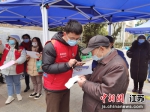 网格员协助居民参与核酸检测。无锡市委政法委供图 - 江苏新闻网