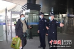 民警为旅客提供帮助。王召辉 摄 - 江苏新闻网