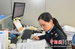任丽娜在进行案件分析工作中 - 江苏新闻网