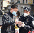 党员民辅警在采样点执勤。宿迁警方供图 - 江苏新闻网
