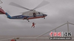 直升机紧急出海救援受伤船员。赵强 摄 - 江苏新闻网
