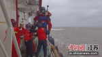 直升机紧急出海救援受伤船员。赵强 摄 - 江苏新闻网