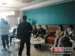 民警在现场核查人员身份。亭湖警方供图 - 江苏新闻网