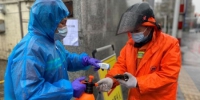 环卫部门工作人员在疫情防控中开展测温工作 - 江苏新闻网