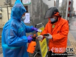 环卫部门工作人员在疫情防控中开展测温工作 - 江苏新闻网