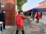 六合区竹镇镇志愿者在防控一线工作 - 江苏新闻网