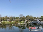 扬州墓园的建筑与景观良性共生，实现了“天人合一、运而相通”的完美融合。 - 江苏新闻网