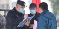 黄楼派出所民警对进出小区的市民进行登记。 王岩 摄 - 江苏新闻网