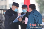 黄楼派出所民警对进出小区的市民进行登记。 王岩 摄 - 江苏新闻网