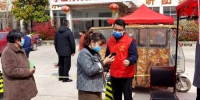 陆港集团志愿者在社区核酸检测采样点工作。 徐州港务区供图 - 江苏新闻网
