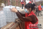 陆港集团志愿者在社区忙碌。 徐州港务区供图 - 江苏新闻网