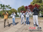 观鸟爱好者在参加“震旦杯”南京观鸟大赛。葛勇 摄 - 江苏新闻网