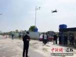 指挥大厅 2，城管工作人员在使用无人机巡查 图片作者：葛勇 - 江苏新闻网