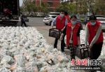志愿者们整理生活物资。胡雨摄 (1) - 江苏新闻网