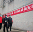 社区民警兼职网格员，在城中村开展地毯式排查。顾燕摄 - 江苏新闻网