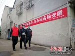 社区民警兼职网格员，在城中村开展地毯式排查。顾燕摄 - 江苏新闻网