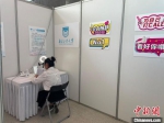 在视频面试间，南京工业大学学生与用人单位进行沟通。　李东　摄 - 江苏新闻网