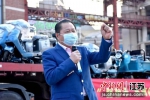 上海市江苏商会会长、月星集团董事局主席丁佐宏在爱心车队发车仪式上为上海打气。 - 江苏新闻网