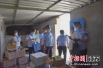 执法人员走进立友家庭农场进行联合检查。南京市农业农村局供图 - 江苏新闻网