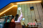 文学主题灯光秀吸引了众多参观者打卡。南京市文学之都促进会供图 - 江苏新闻网