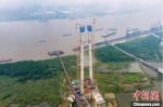 5月26日，南京仙新路过江通道主桥主塔封顶。　泱波 摄 - 江苏新闻网