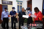 民警入户排查。盐都警方供图 - 江苏新闻网