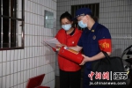 检查消防设施。盐都警方供图 - 江苏新闻网