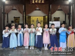 扬州小学生在老师的指导下，将龙舟和粽子等端午节的节日符号用彩纸折出，感受中华传统文化魅力。 - 江苏新闻网