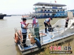 打捞长江水面垃圾，保护生态环境。 杨庆林 摄 - 江苏新闻网