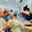 在无锡高新区一处“幸福餐厅”内，老年人在家门口享受“舌尖上的幸福”。（资料图）　朱晓云　摄 - 江苏新闻网