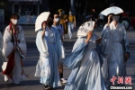 南京热浪来袭，市民用折扇遮阳。　泱波　摄 - 江苏新闻网