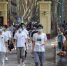 图为南京大批高考考生走进当地一处考点看考场。（资料图）　泱波 摄 - 江苏新闻网